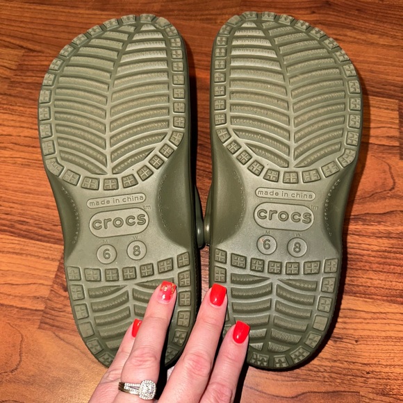 M6/W8 Army Green Crocs - Picture 2 of 2
